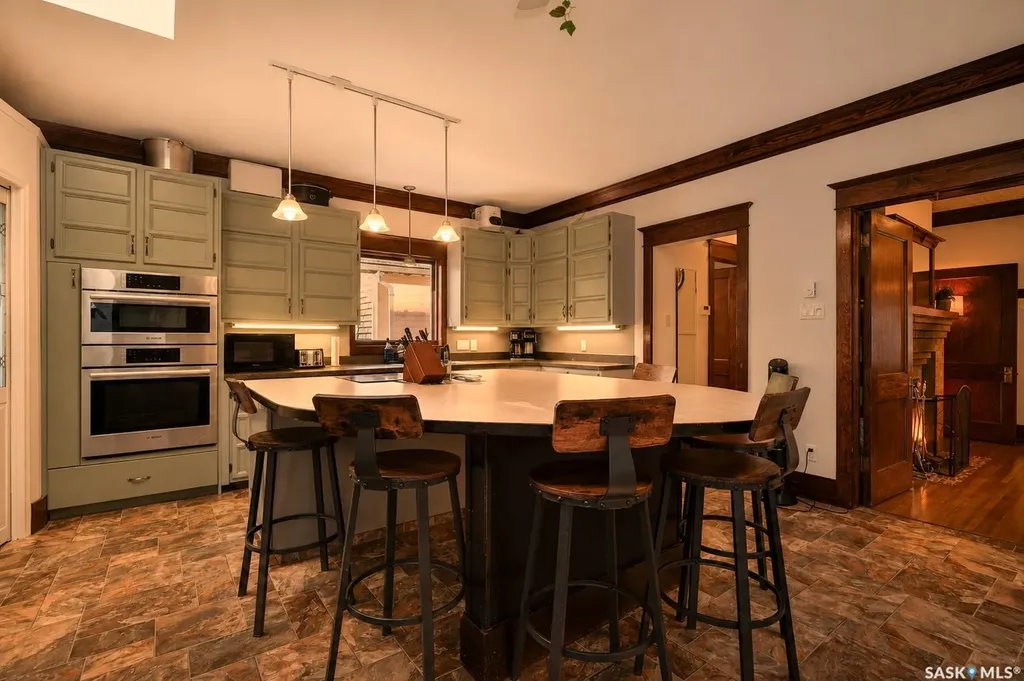 1037 Chestnut Avenue Moose Jaw SK S6H 1A5