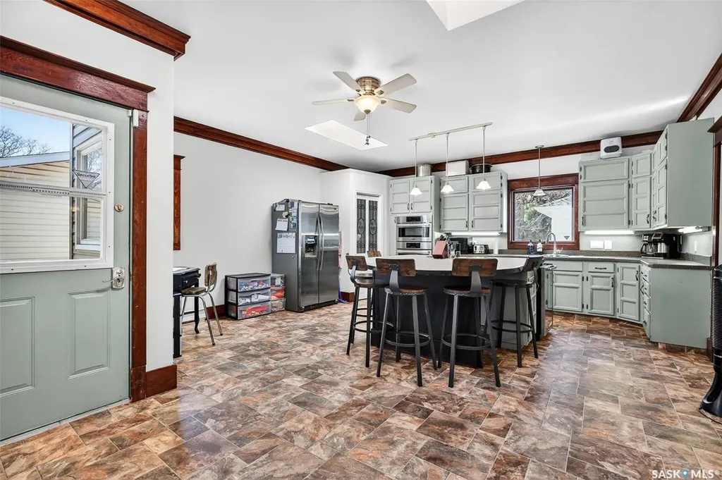 1037 Chestnut Avenue Moose Jaw SK S6H 1A5