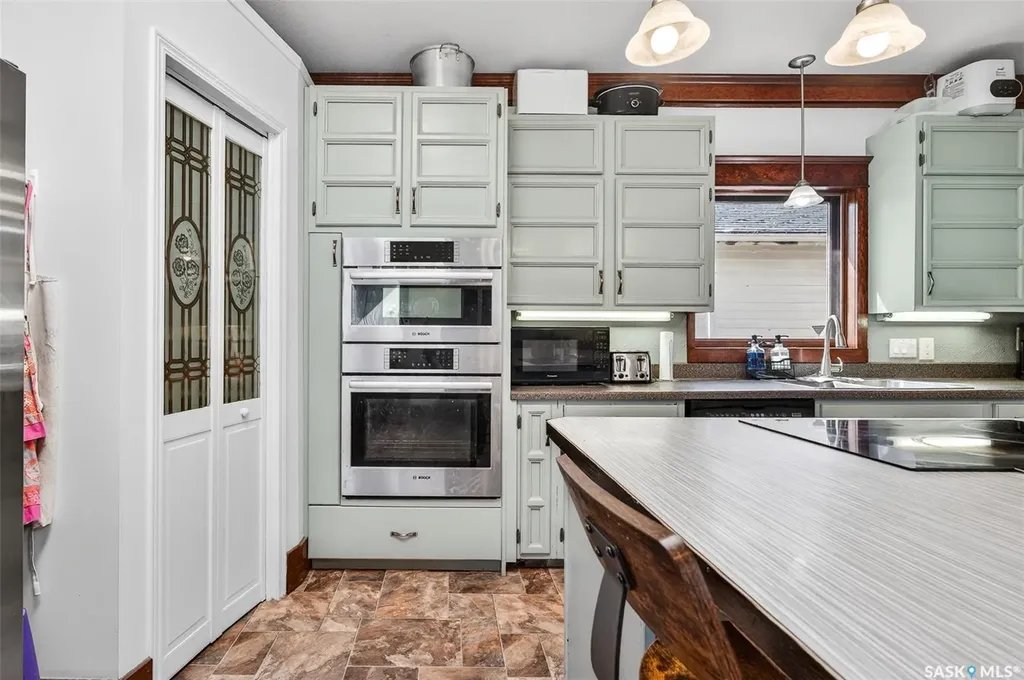 1037 Chestnut Avenue Moose Jaw SK S6H 1A5