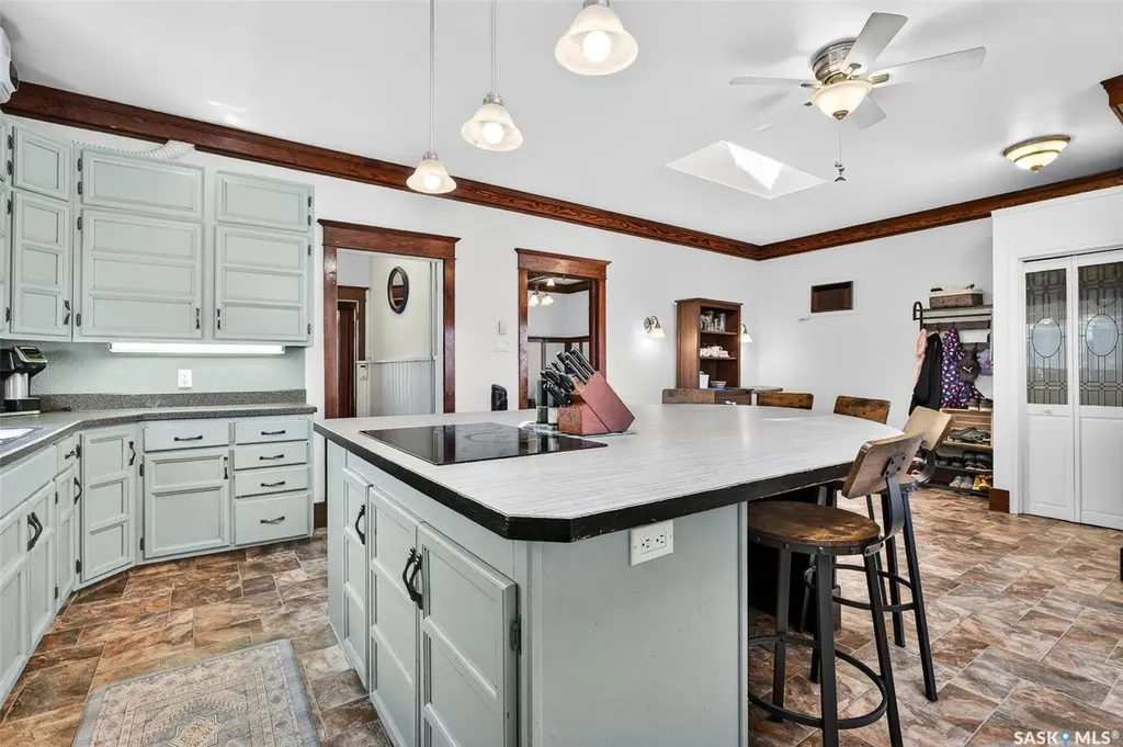 1037 Chestnut Avenue Moose Jaw SK S6H 1A5