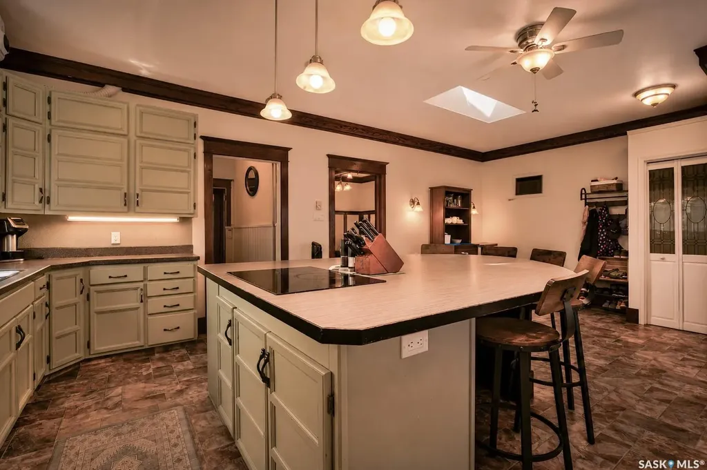 1037 Chestnut Avenue Moose Jaw SK S6H 1A5