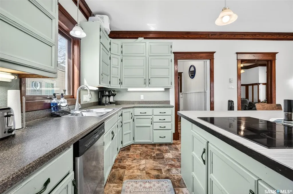 1037 Chestnut Avenue Moose Jaw SK S6H 1A5