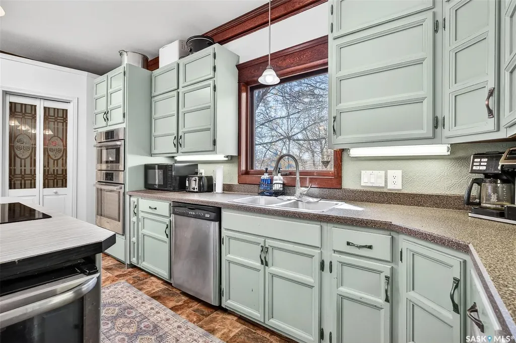 1037 Chestnut Avenue Moose Jaw SK S6H 1A5