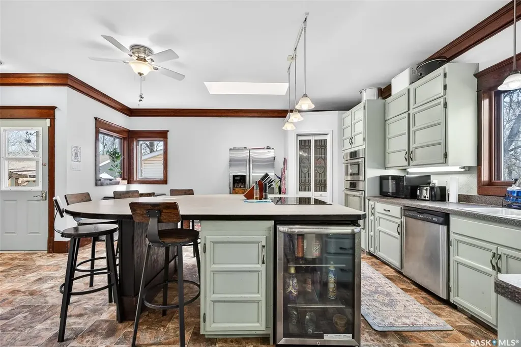 1037 Chestnut Avenue Moose Jaw SK S6H 1A5