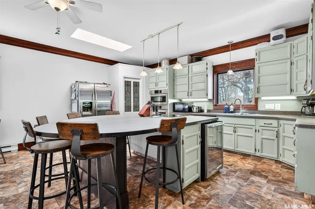 1037 Chestnut Avenue Moose Jaw SK S6H 1A5