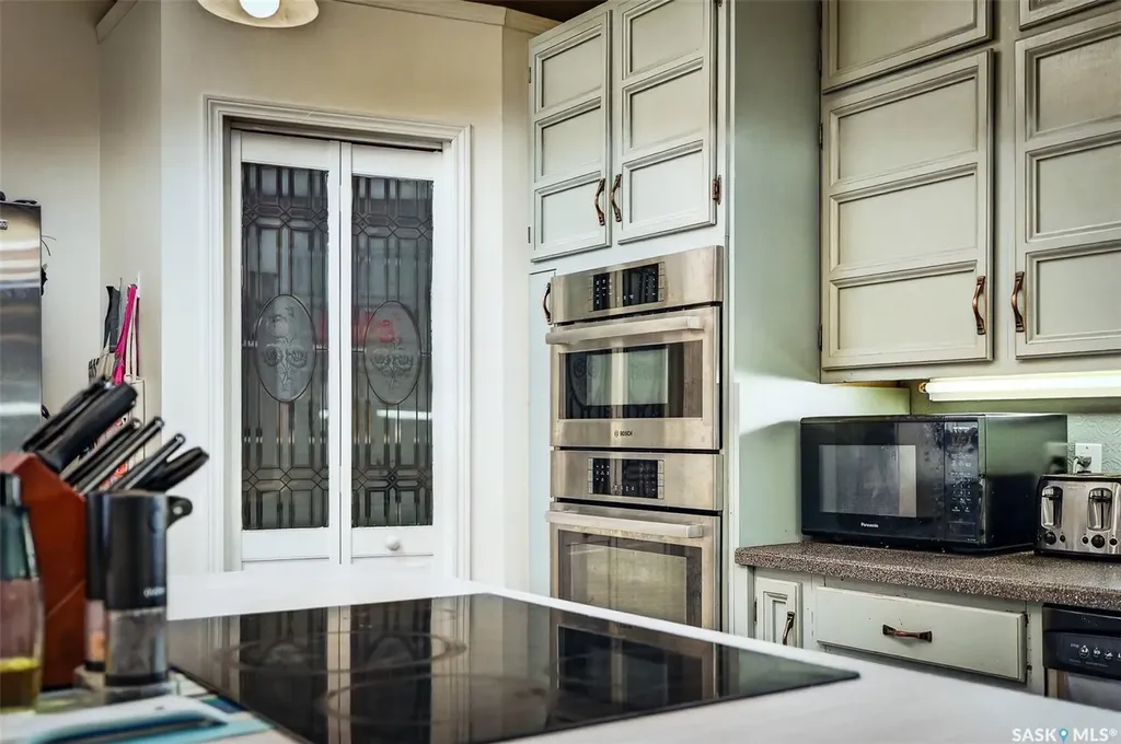 1037 Chestnut Avenue Moose Jaw SK S6H 1A5