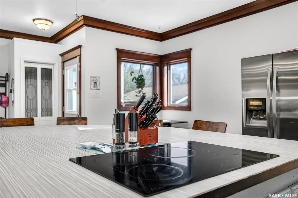 1037 Chestnut Avenue Moose Jaw SK S6H 1A5