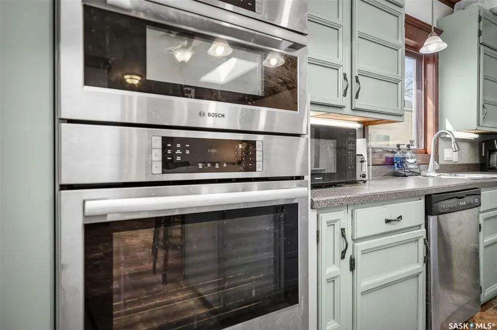 1037 Chestnut Avenue Moose Jaw SK S6H 1A5