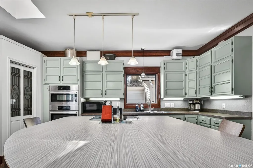 1037 Chestnut Avenue Moose Jaw SK S6H 1A5
