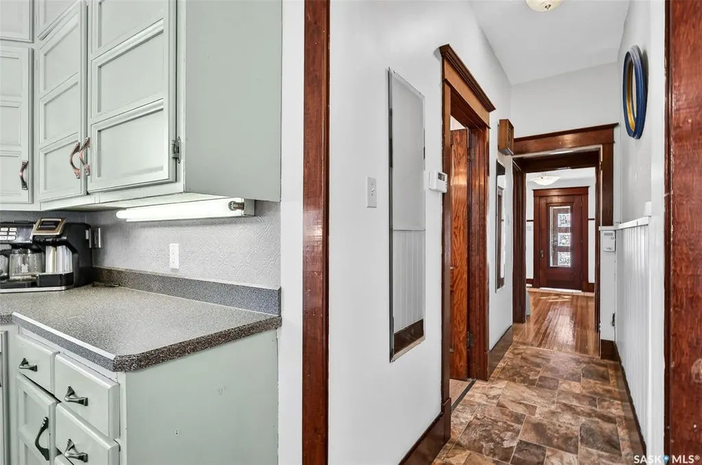 1037 Chestnut Avenue Moose Jaw SK S6H 1A5