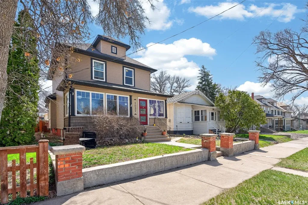 1037 Chestnut Avenue Moose Jaw SK S6H 1A5