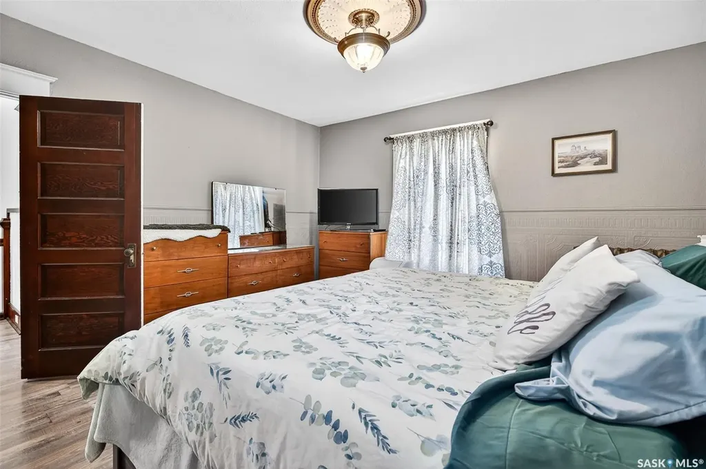 1037 Chestnut Avenue Moose Jaw SK S6H 1A5