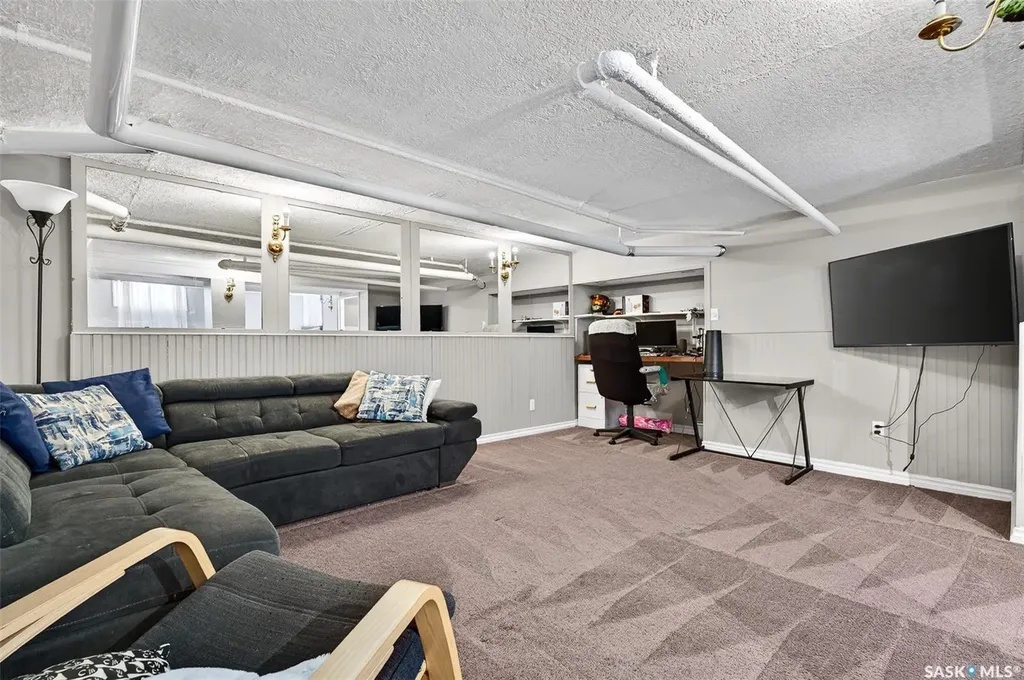 1037 Chestnut Avenue Moose Jaw SK S6H 1A5