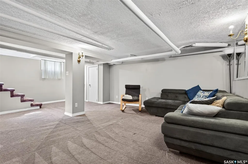 1037 Chestnut Avenue Moose Jaw SK S6H 1A5