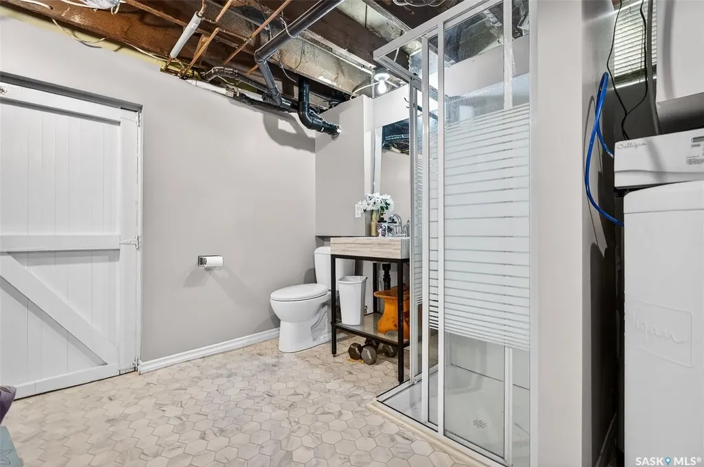 1037 Chestnut Avenue Moose Jaw SK S6H 1A5