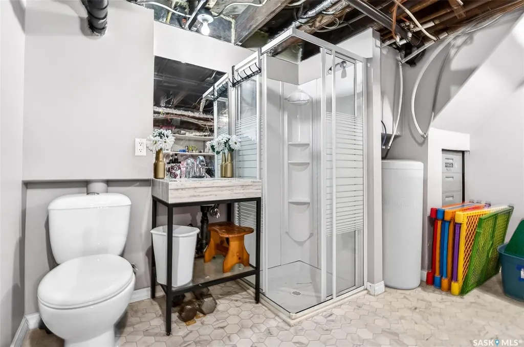 1037 Chestnut Avenue Moose Jaw SK S6H 1A5