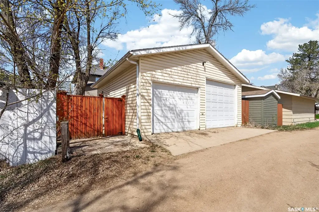 1037 Chestnut Avenue Moose Jaw SK S6H 1A5