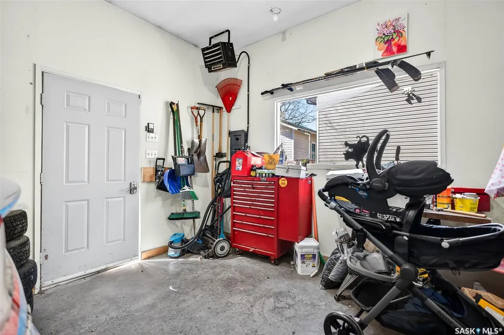1037 Chestnut Avenue Moose Jaw SK S6H 1A5