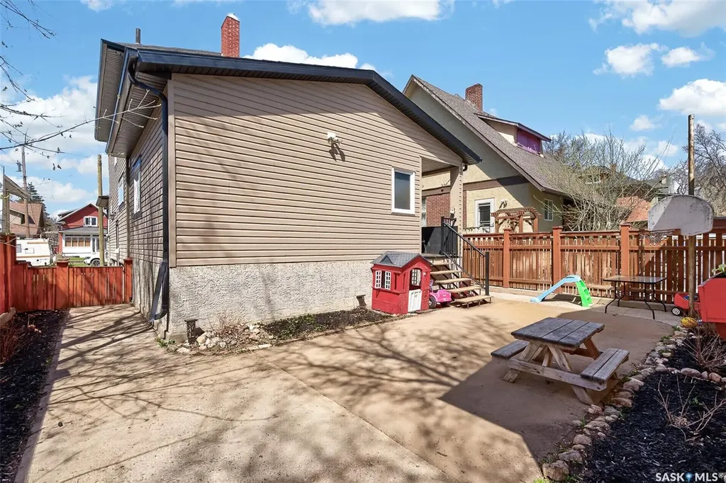 1037 Chestnut Avenue Moose Jaw SK S6H 1A5