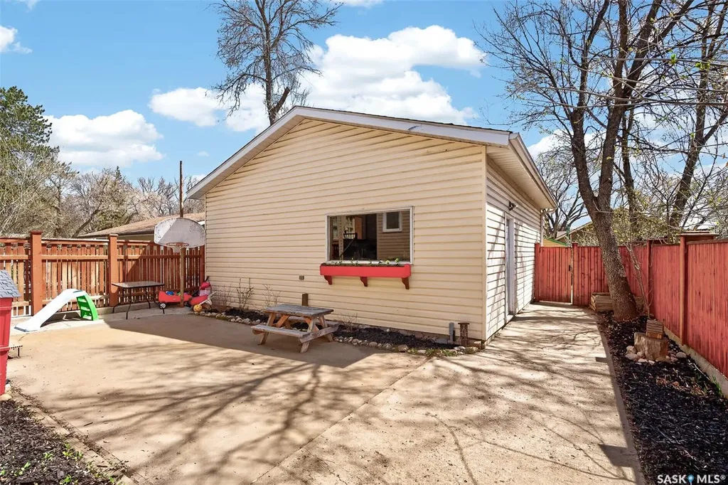1037 Chestnut Avenue Moose Jaw SK S6H 1A5
