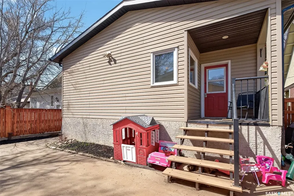 1037 Chestnut Avenue Moose Jaw SK S6H 1A5
