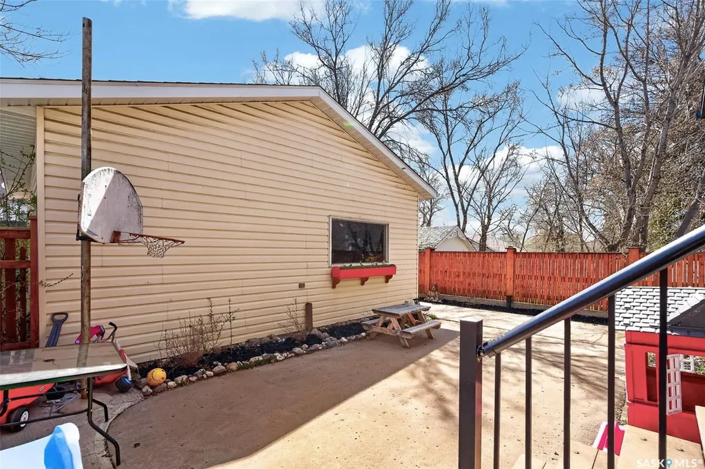 1037 Chestnut Avenue Moose Jaw SK S6H 1A5