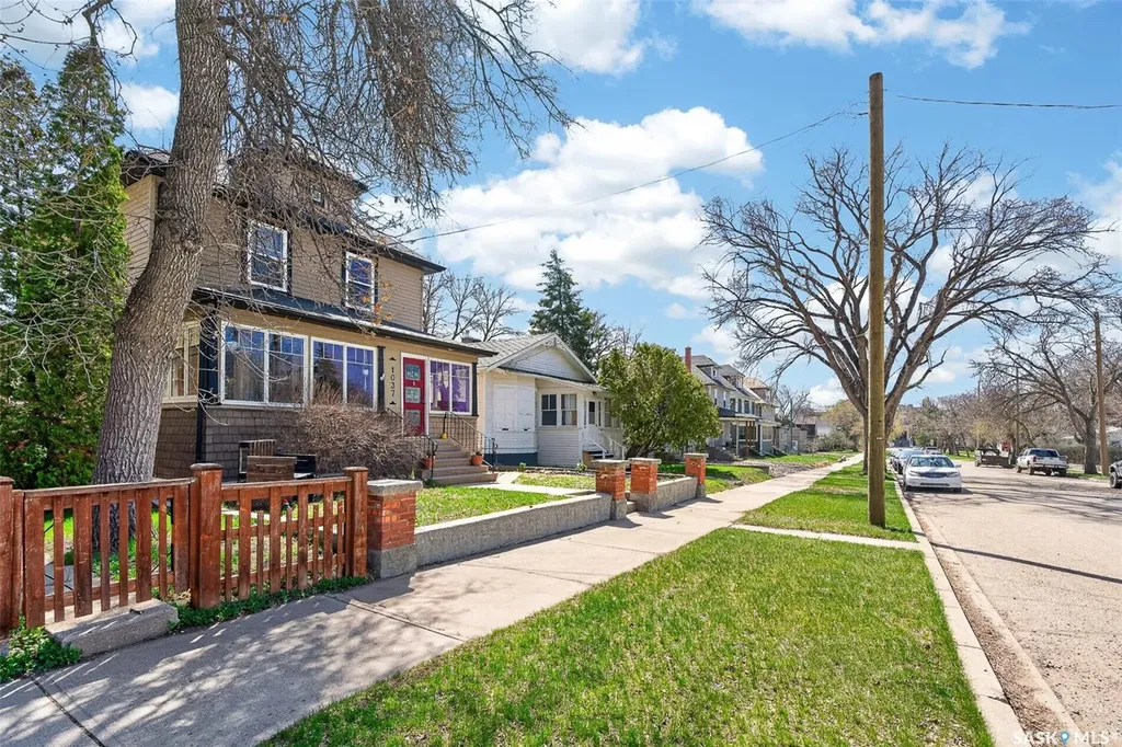 1037 Chestnut Avenue Moose Jaw SK S6H 1A5