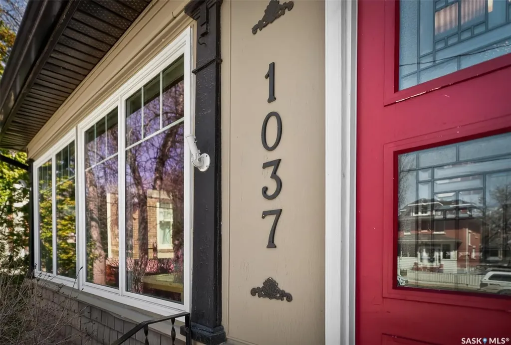 1037 Chestnut Avenue Moose Jaw SK S6H 1A5