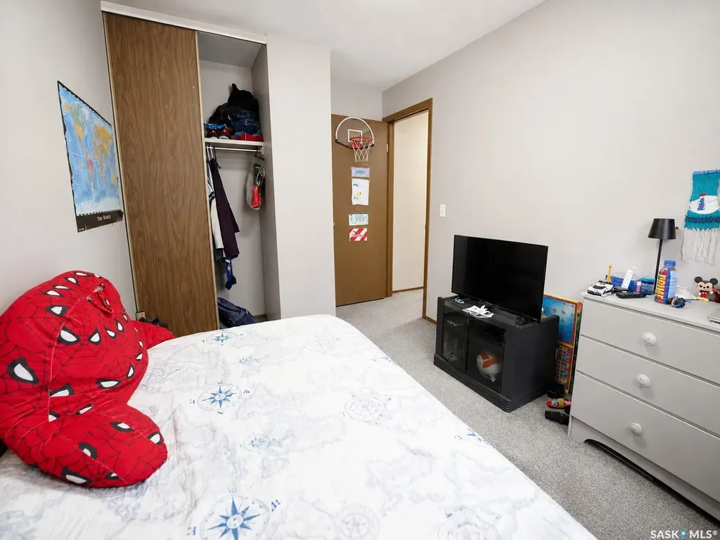 1739 Fleet Street Regina SK S4N 6B4