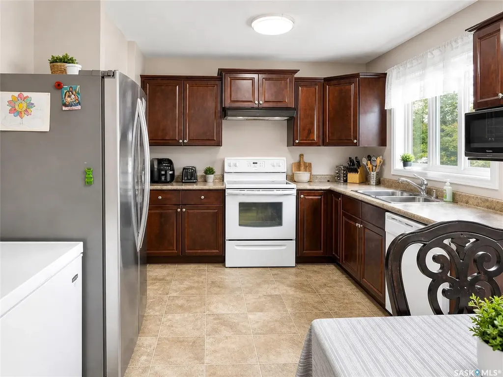 1739 Fleet Street Regina SK S4N 6B4