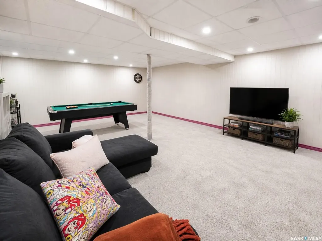 1739 Fleet Street Regina SK S4N 6B4