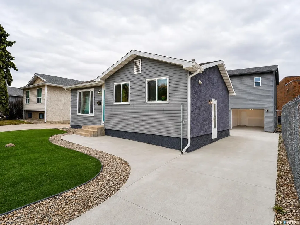 1739 Fleet Street Regina SK S4N 6B4