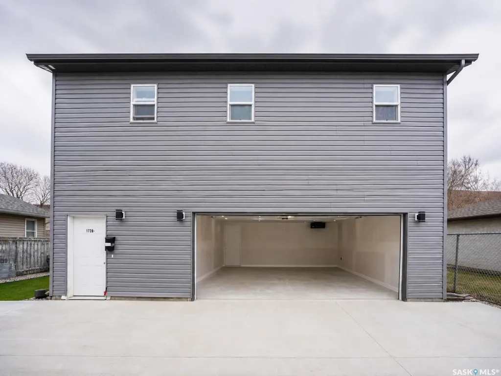 1739 Fleet Street Regina SK S4N 6B4