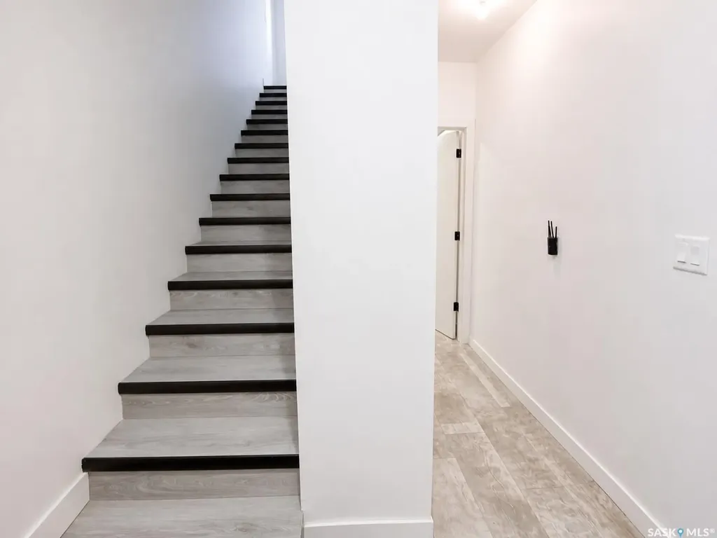 1739 Fleet Street Regina SK S4N 6B4