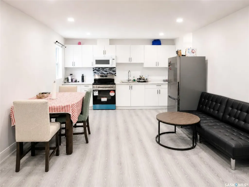 1739 Fleet Street Regina SK S4N 6B4