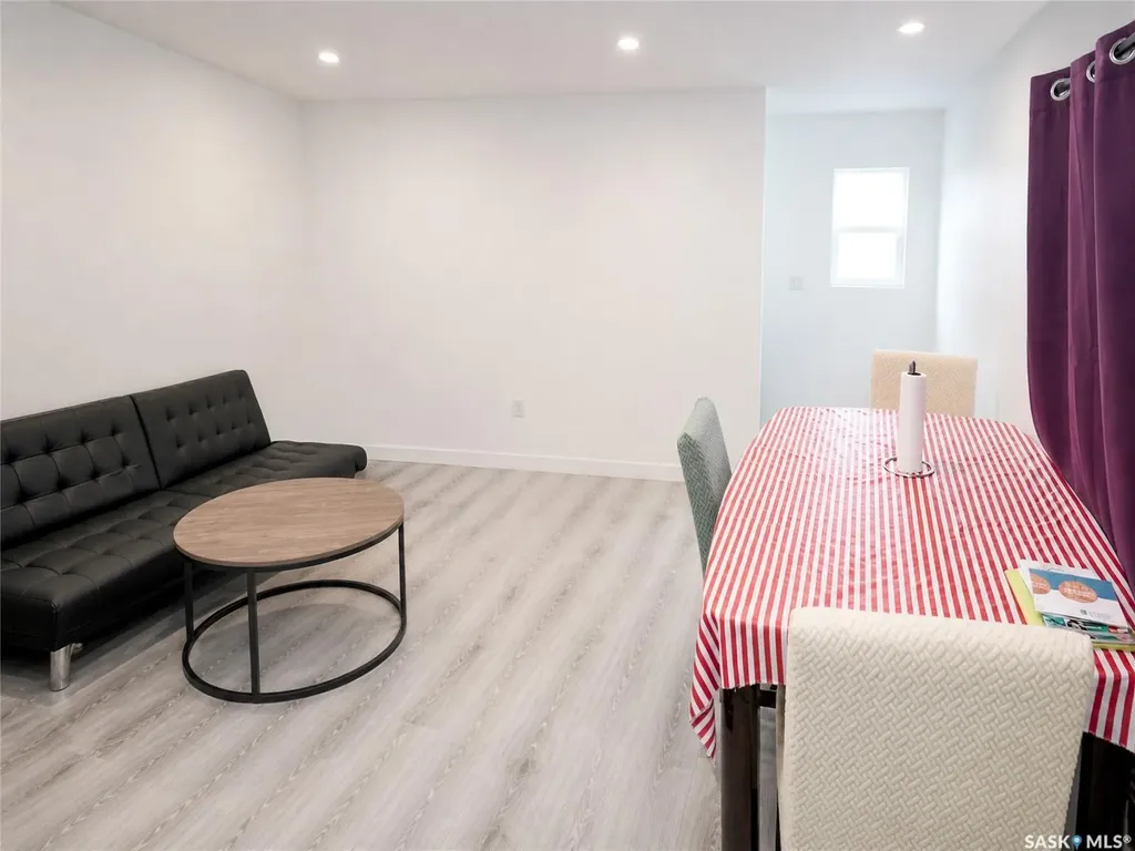 1739 Fleet Street Regina SK S4N 6B4