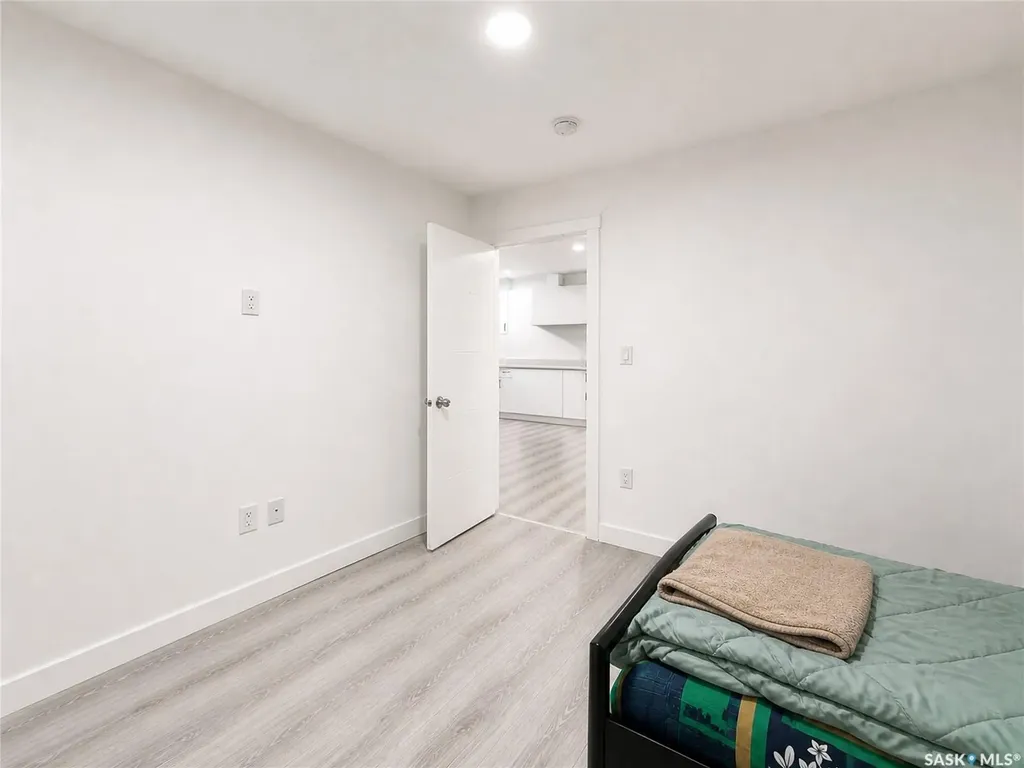 1739 Fleet Street Regina SK S4N 6B4