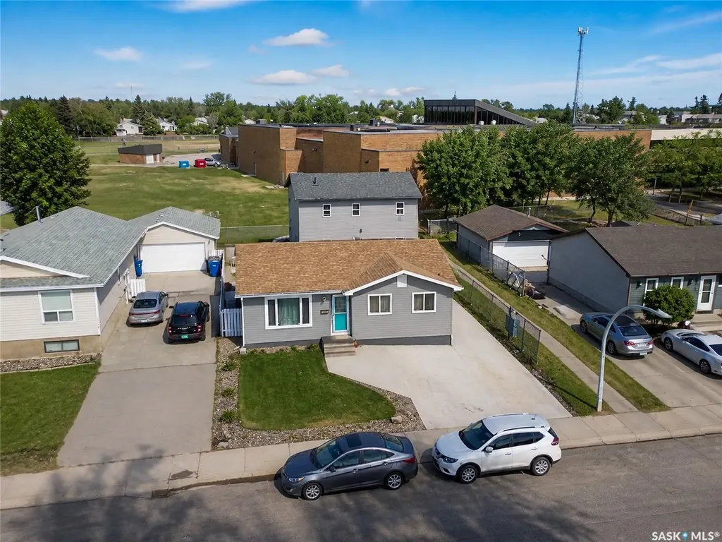 1739 Fleet Street Regina SK S4N 6B4