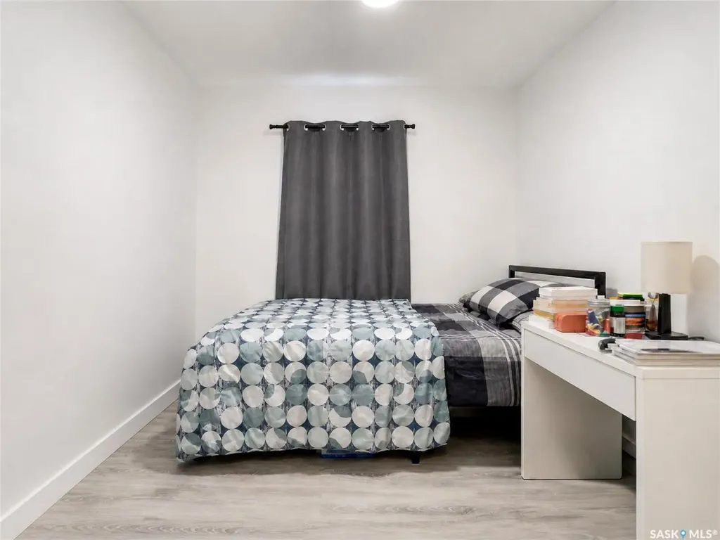 1739 Fleet Street Regina SK S4N 6B4