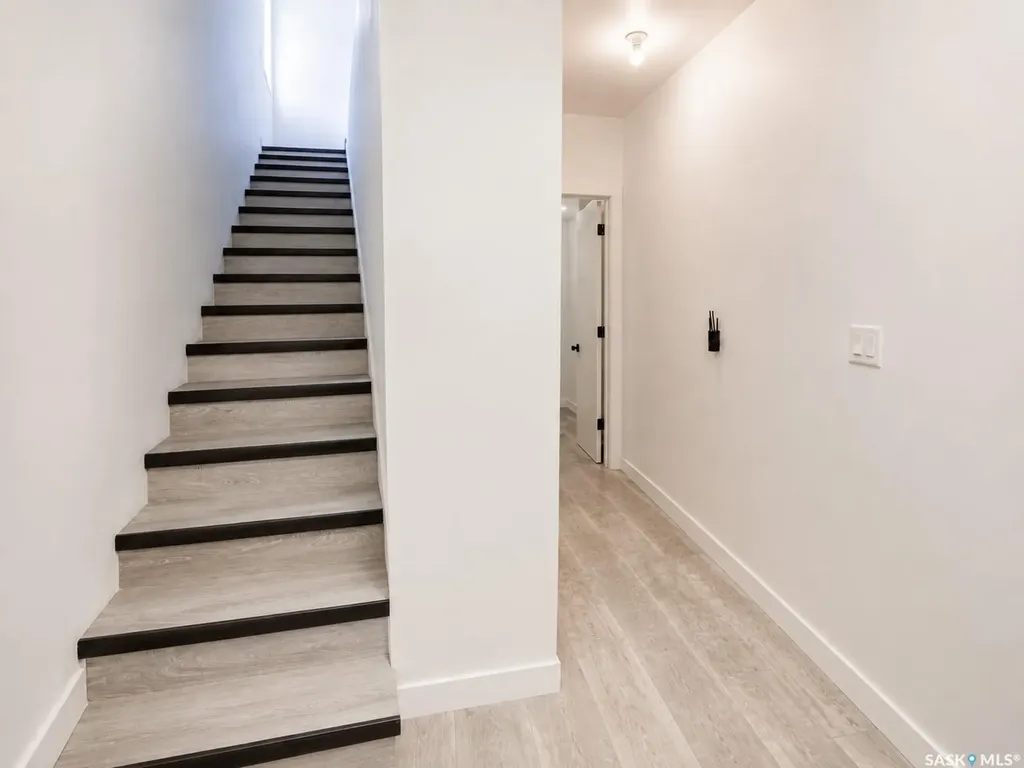 1739 Fleet Street Regina SK S4N 6B4