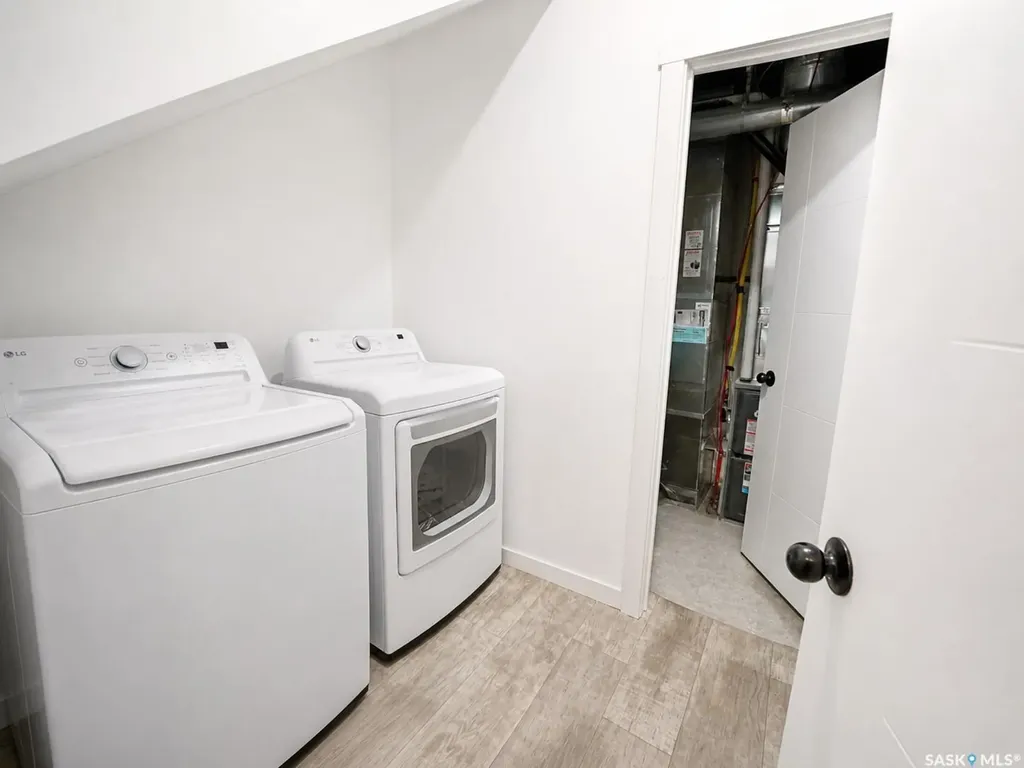 1739 Fleet Street Regina SK S4N 6B4