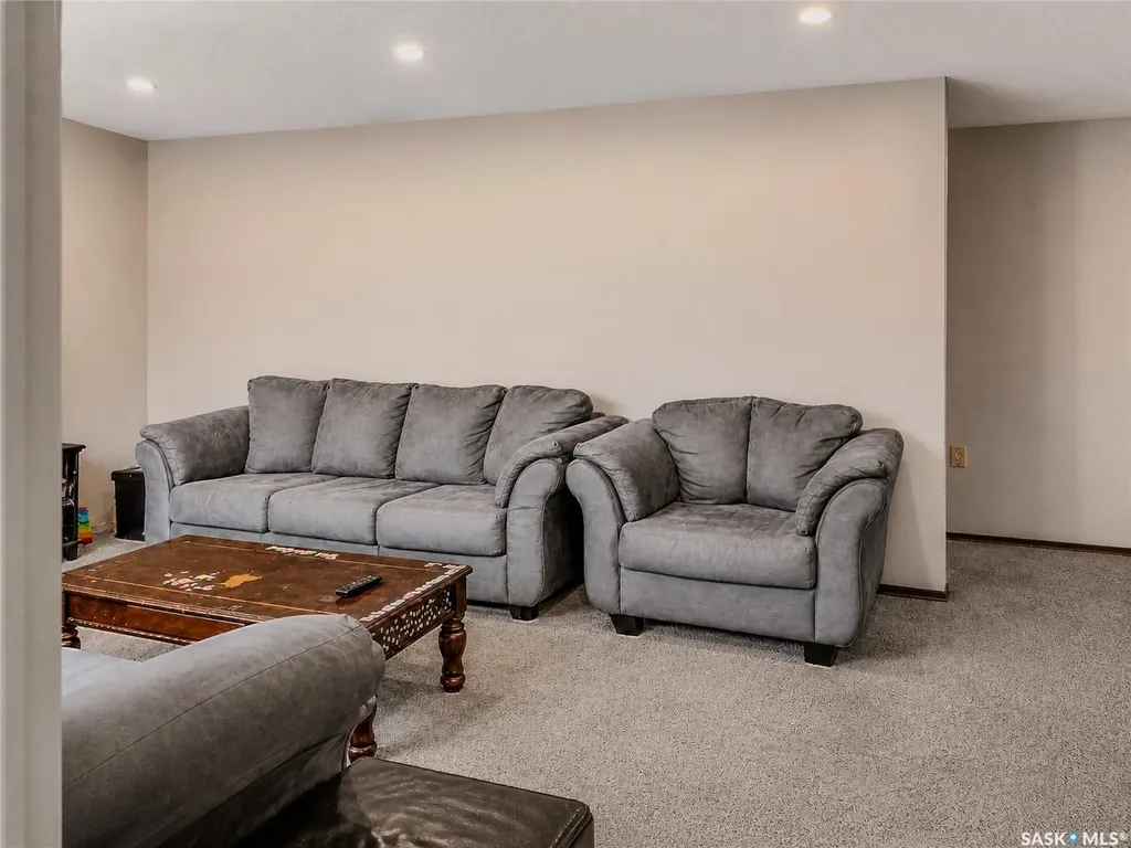 1739 Fleet Street Regina SK S4N 6B4