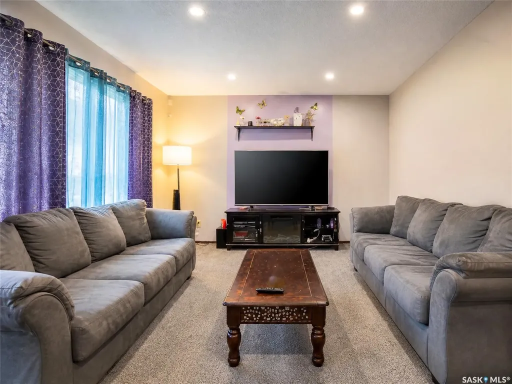 1739 Fleet Street Regina SK S4N 6B4
