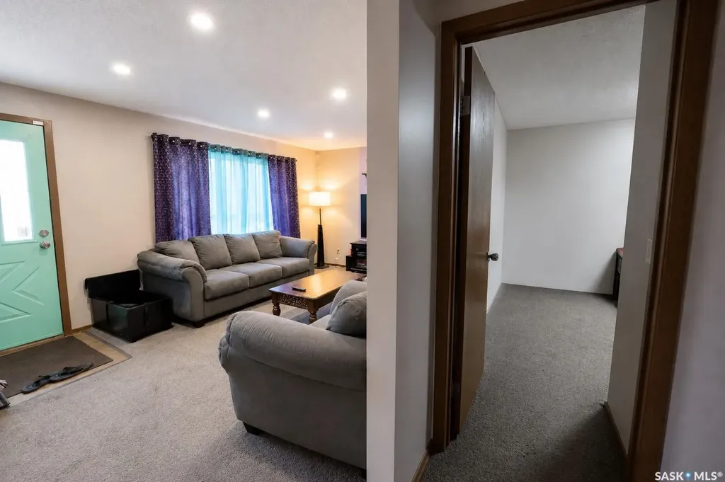 1739 Fleet Street Regina SK S4N 6B4