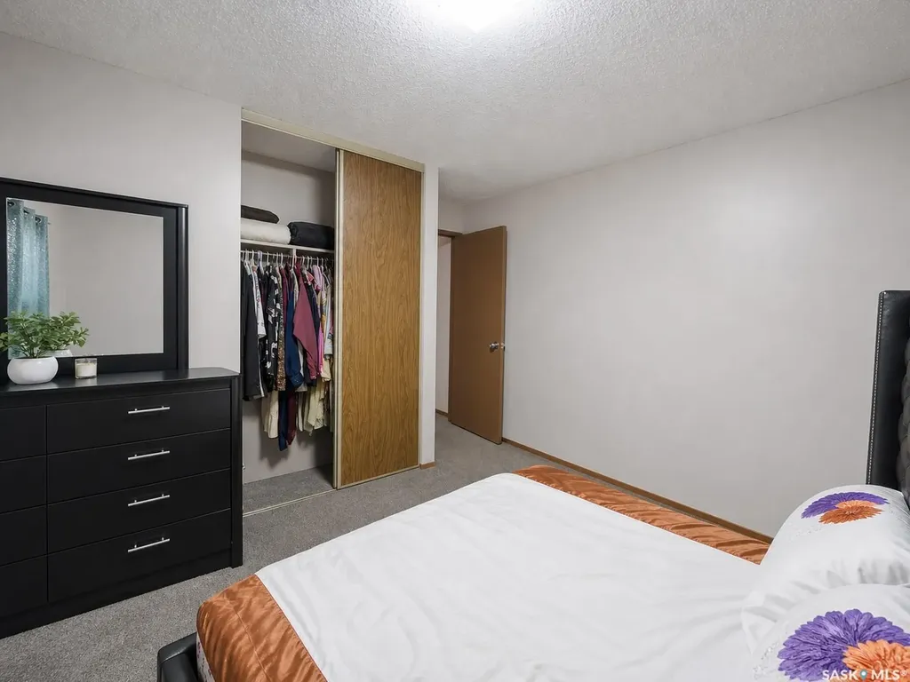 1739 Fleet Street Regina SK S4N 6B4
