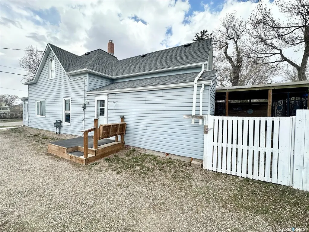 212 Foster Street Weyburn SK S4H 0R1