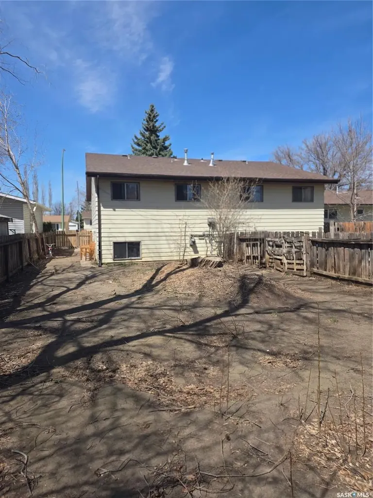 3615-3617 Fairlight Drive Saskatoon SK S7M 4L7