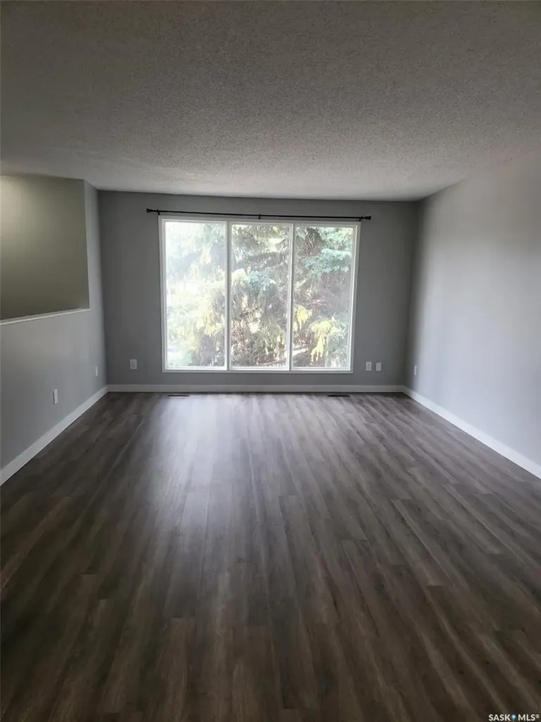 3615-3617 Fairlight Drive Saskatoon SK S7M 4L7