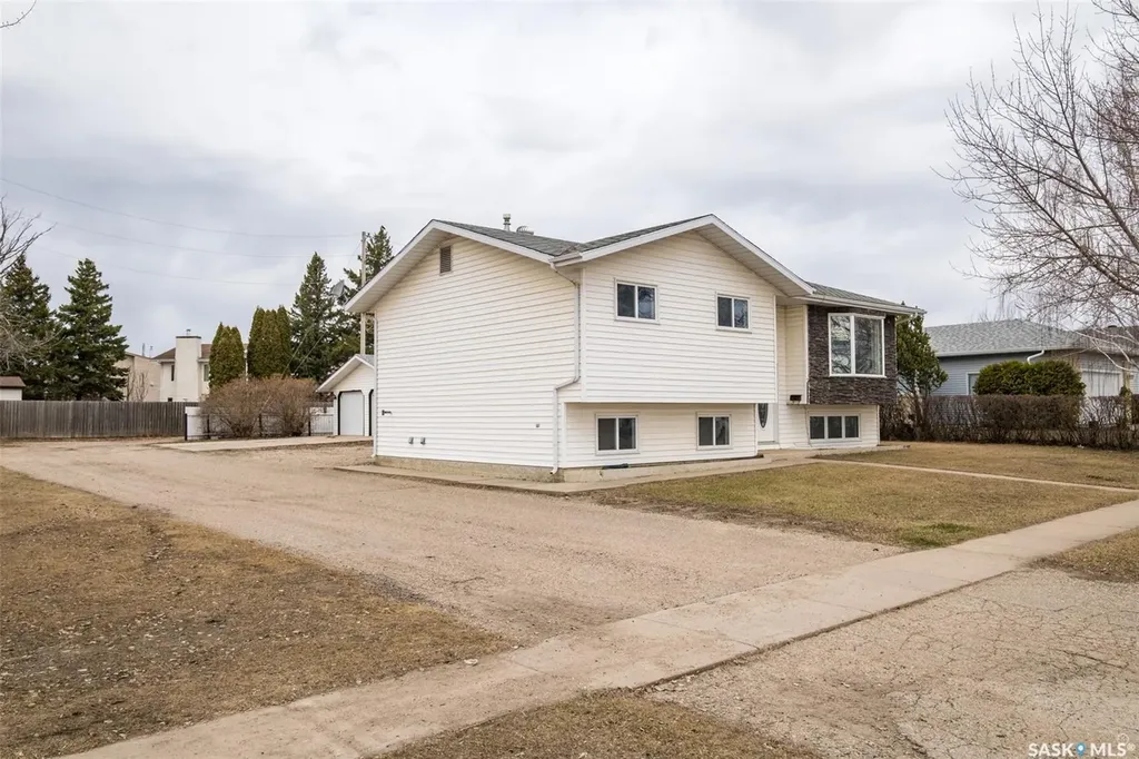 3367 15th Avenue E Prince Albert SK S6V 7V3
