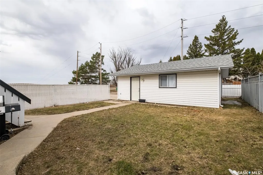 3367 15th Avenue E Prince Albert SK S6V 7V3
